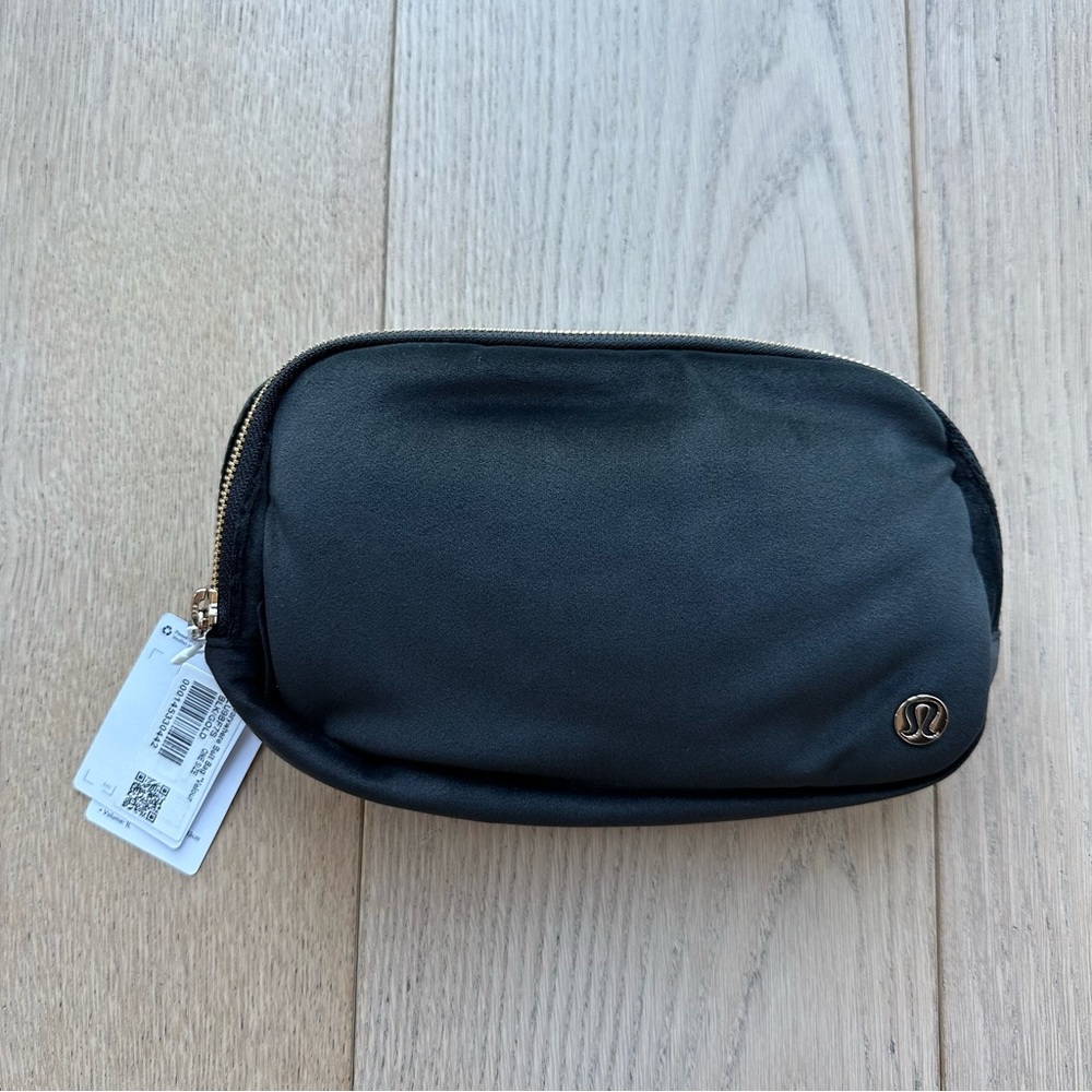 โ NWT Lululemon Everywhere 1L Belt Bag - Black Velour & Gold Hardware - Picture 1 of 11